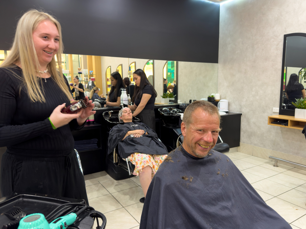 Jo bei der Lehrlings-Coiffeuse, die ihm einen Buzz Cut verpasst