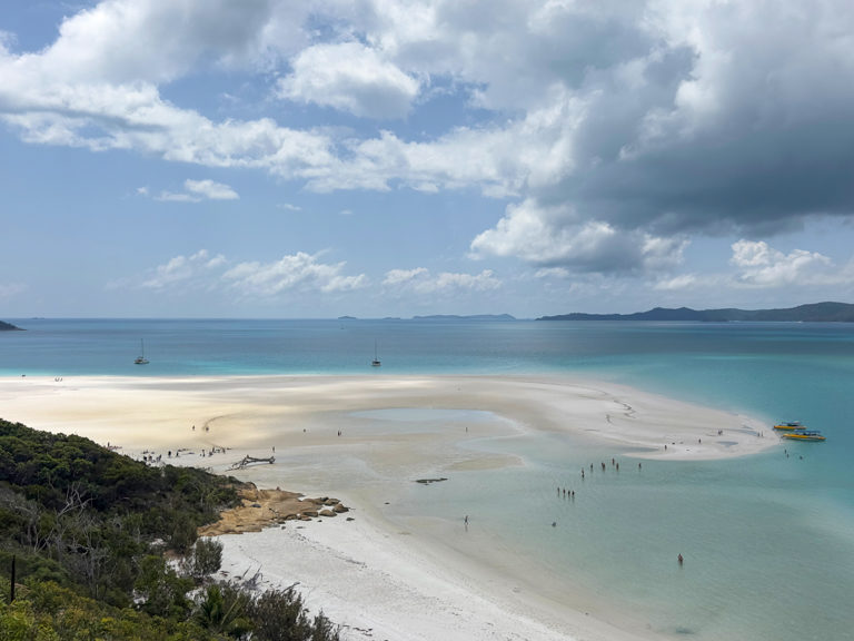 Hell türkisfarbenes Wasser und weisse Strände: Whitsunday Islands