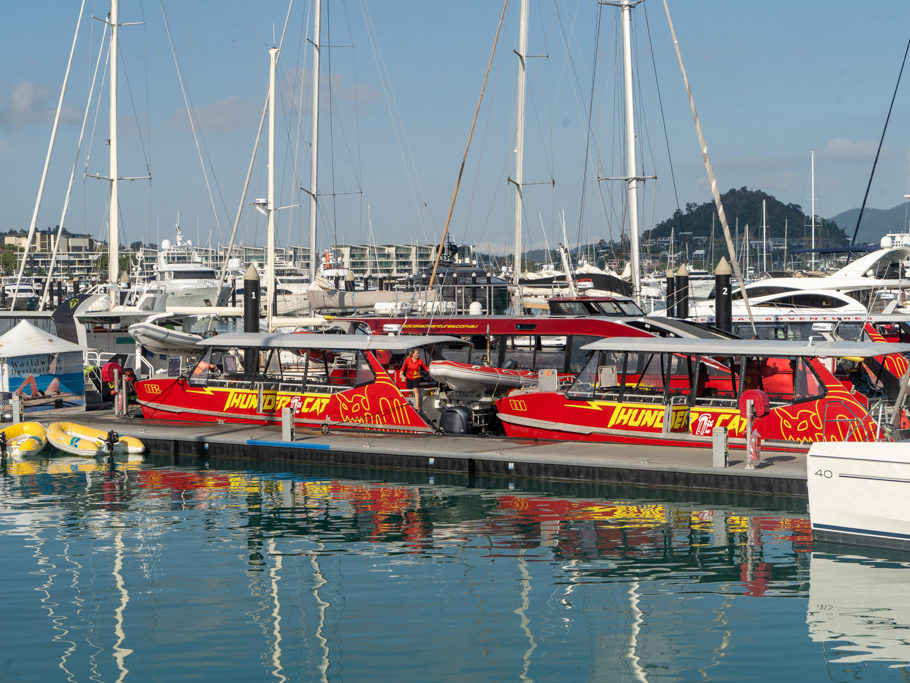 Da! Mit einem der roten Boote fahren wir raus zur Schnorchel Tour