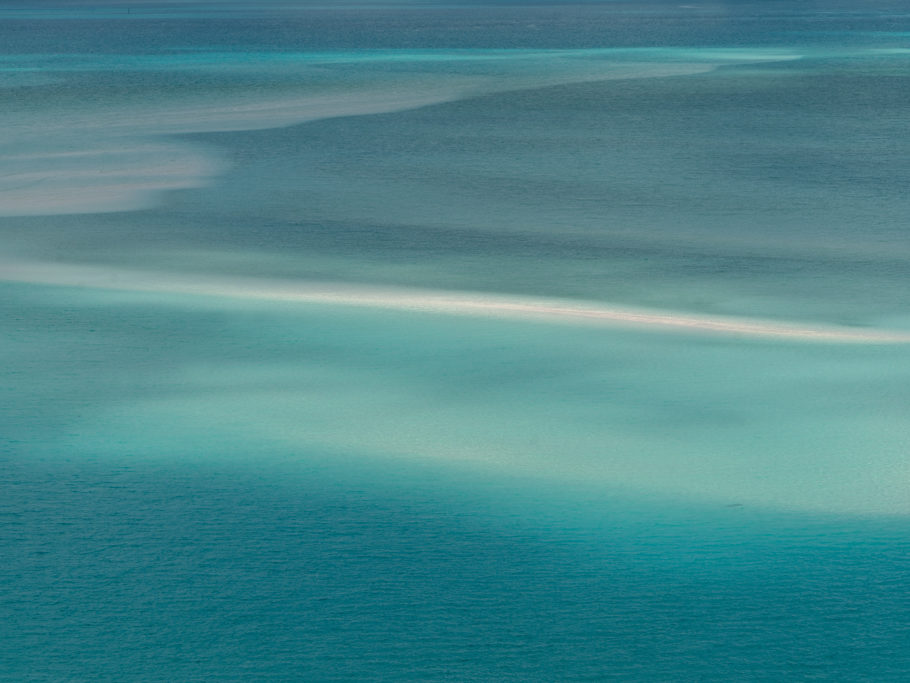 Bei Ebbe schimmert sanft das flache türkisfarbene Wasser vor Whitsunday Islands