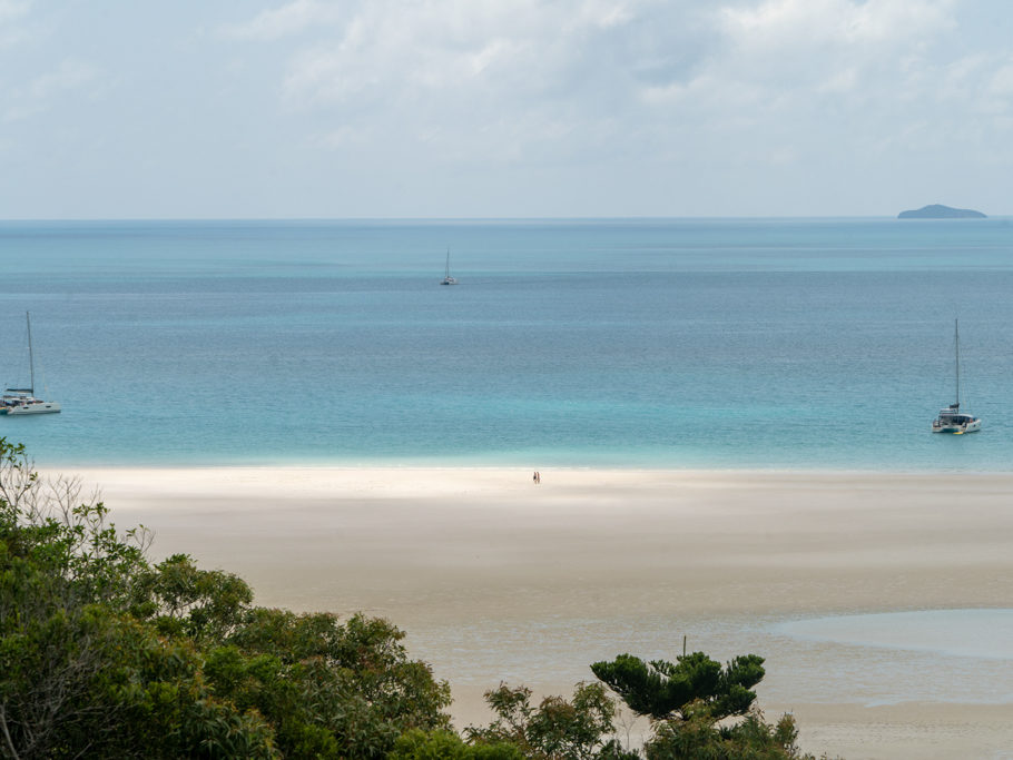 Drei Katamarane ankern vor Whistundsay Islands