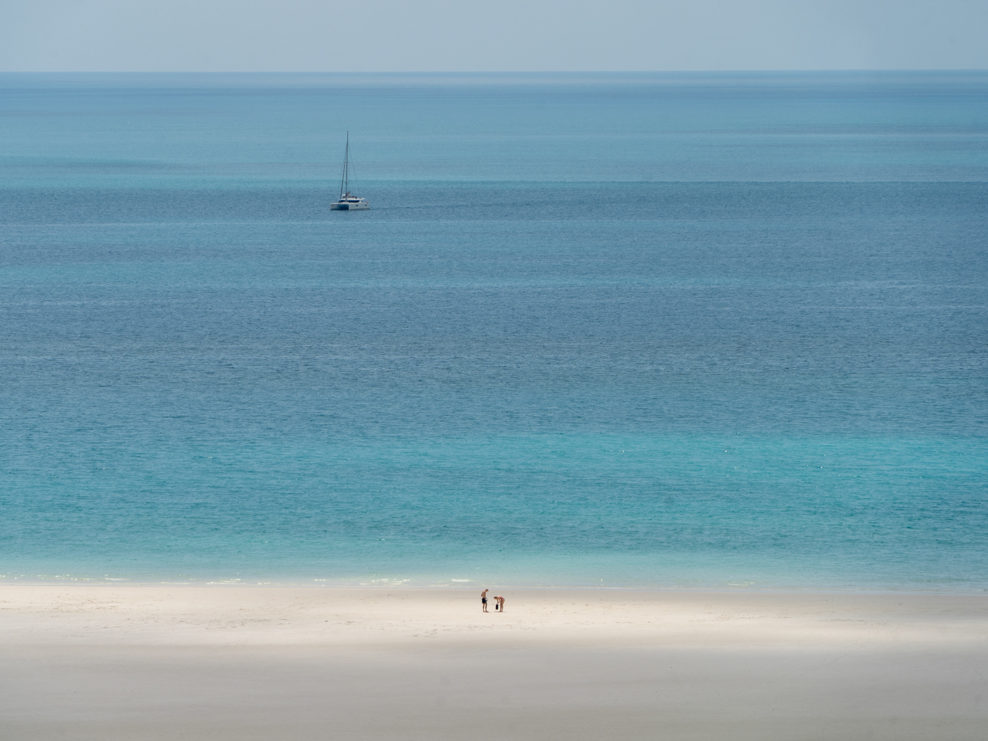 Zwei einsame Strandspaziergänger an einer Beach auf Whitsunday Islands