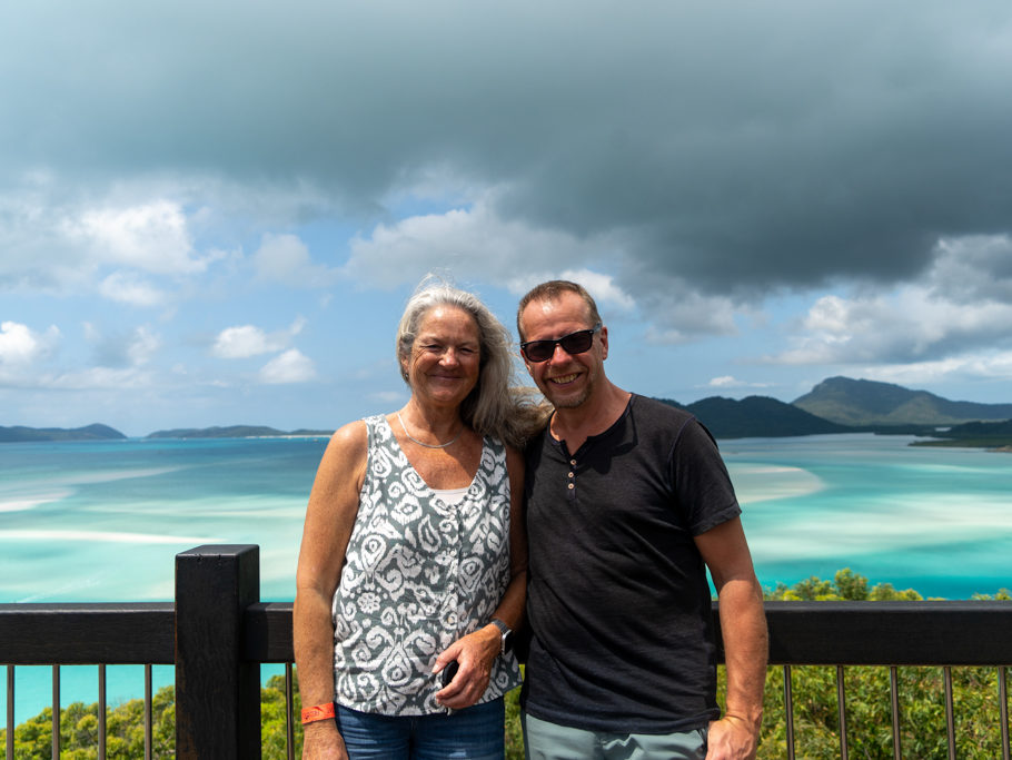 JoMa am Lookout von Withsunday Islands. Dahinter das flache grüne Meer und weissen leeren Buchten