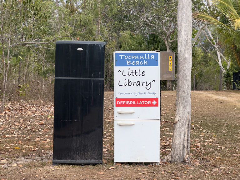 Die kleine Stadtbibliothek von Toomulla Beach. Zwei alte ausgediente Kühlschränke mit Defi an der Seite