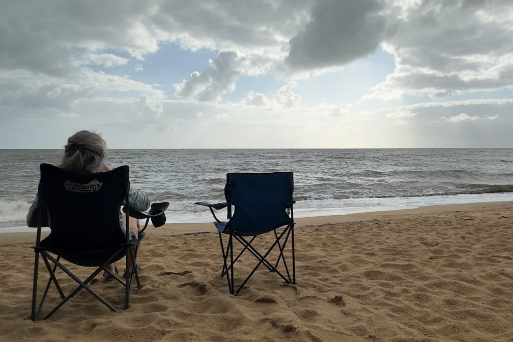 Mit dem Zmorge Kafi an der Beach vom Bramston Beach Campground