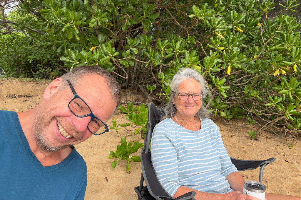 JoMa mit dem Zmorge Kafi an der Beach vom Bramston Beach Campground