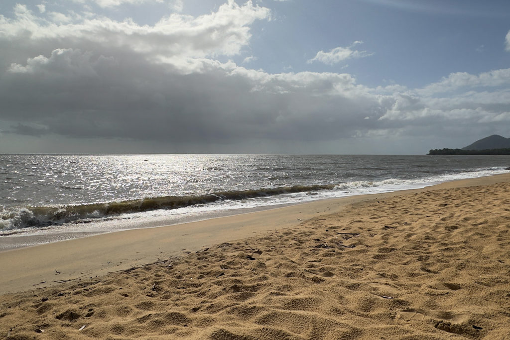 Die Sonne sticht durch die Wolkendecke und lasst die See am Horizont silbrig glitzern. Wir geniessen das Schauspiel an der Branston Beach.