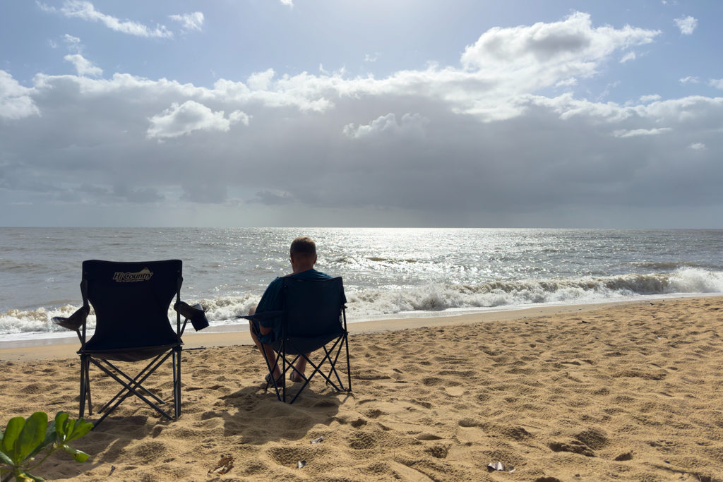 JoMa mit dem Zmorge Kafi an der Beach vom Bramston Beach Campground