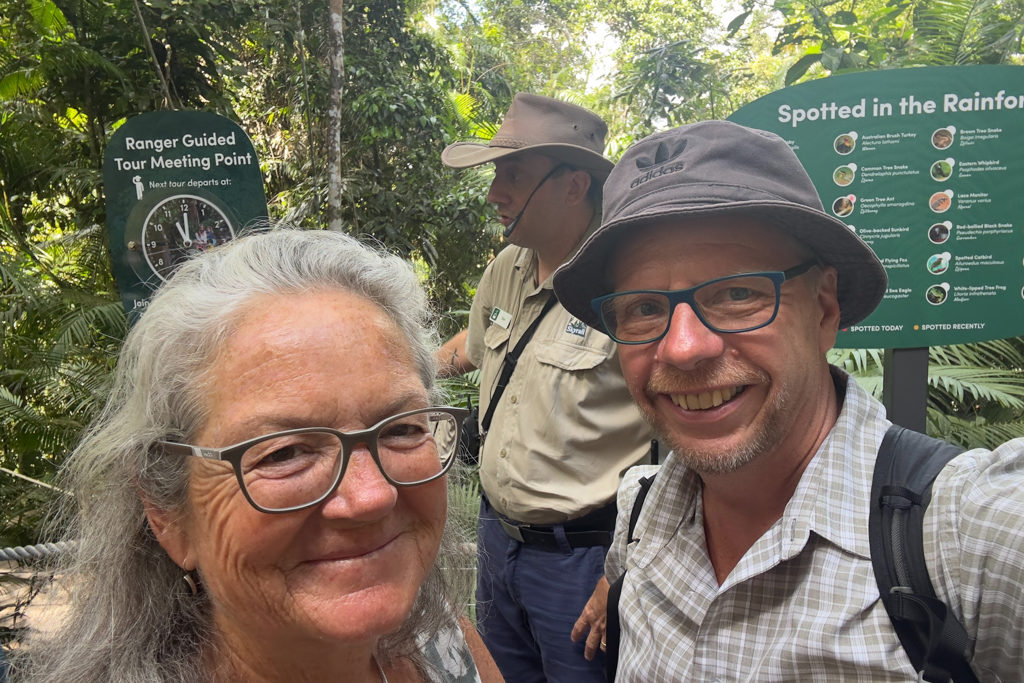 Dan, unser Ranger Guide erklärt uns Interessantes über den Regenwald