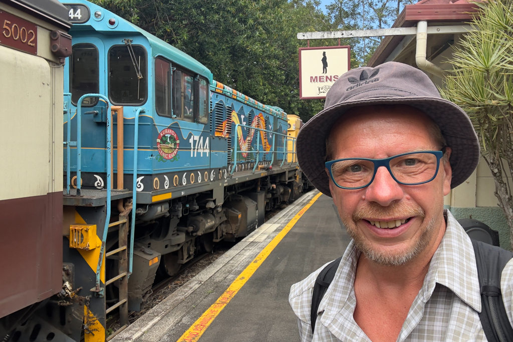 Jo vor einer der bunten Lokomotiven der Kurana Scenic Railway