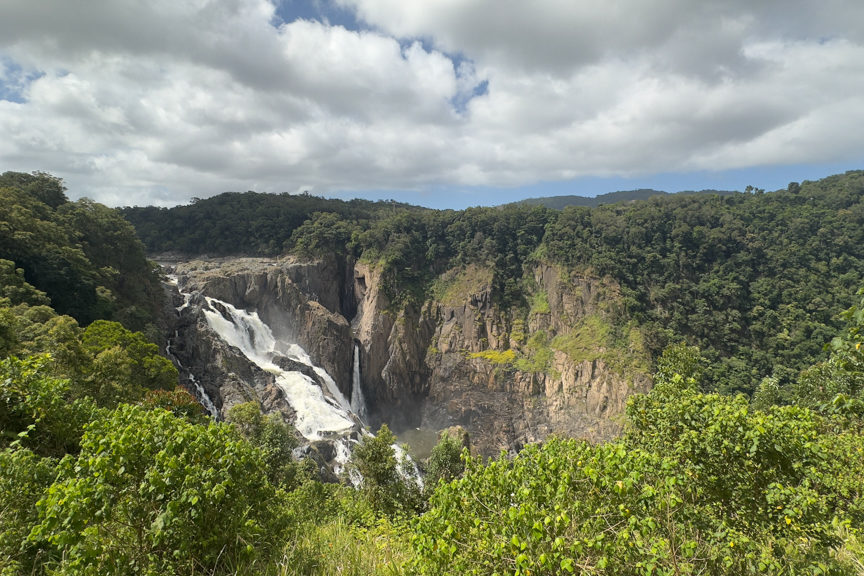 Die breiten Barron Wasserfälle die weiter unten in der Schlucht zum Barron River werden