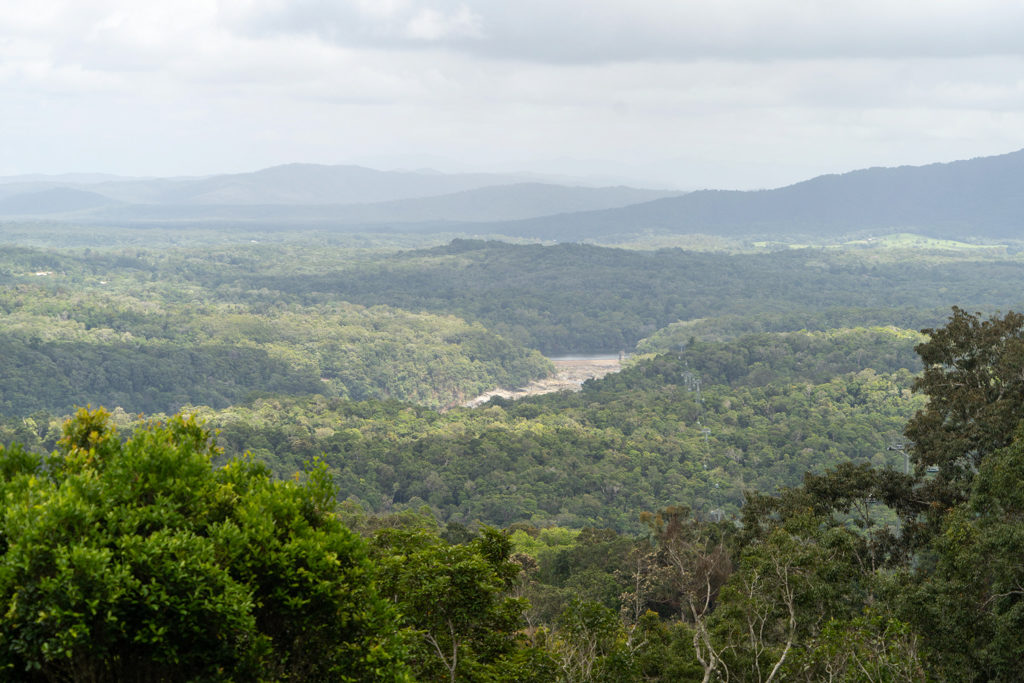 Die Barron Wasserfälle kommen in Sicht - rechts daneben der Skyrail über dem Regenwald