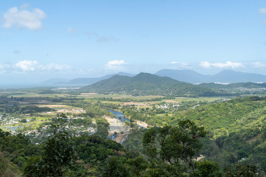 Blick auf Cairns, den Barron River und die umliegenden Berge