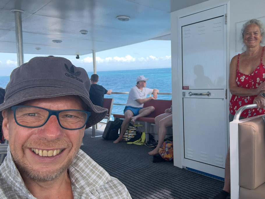 Ma steht lieber als sie sitzt. So schaut sie auf den Horizont hinaus.