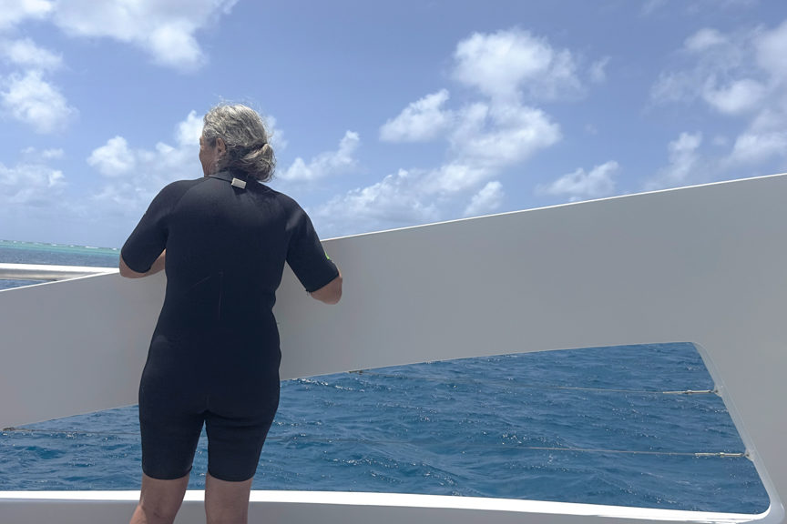 Ma schaut im Neoprenanzug aufs Meer hinaus