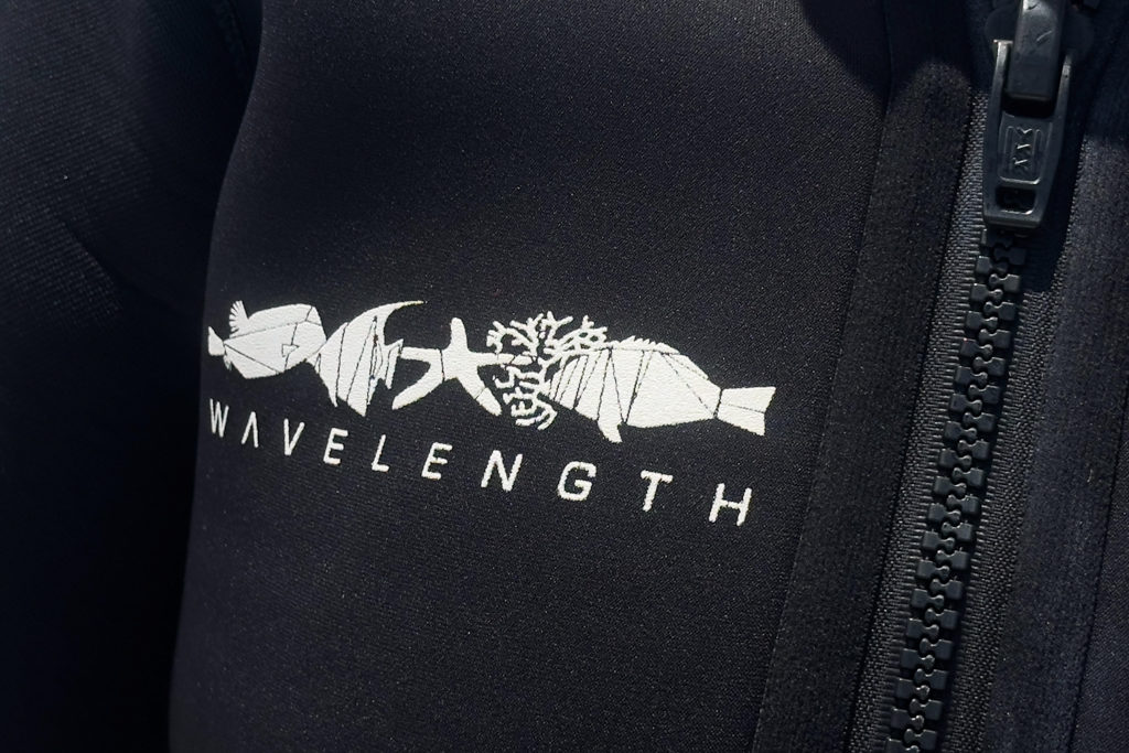 Logo von Wavelength auf dem Neoprenanzug