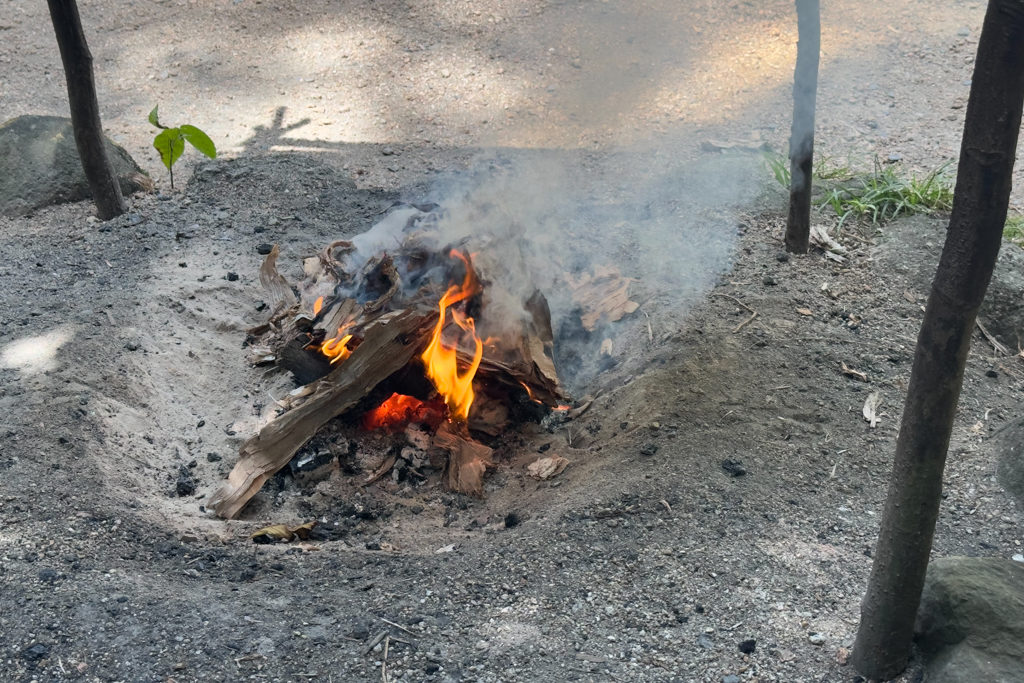Wir bekommen etwas über das Feuer und den Rauch erzählt