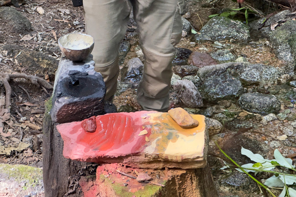 Farben aus natürlichen Dingen des Waldes. Ockerstein, Asche des Feuers, Schlamm aus dem Fluss