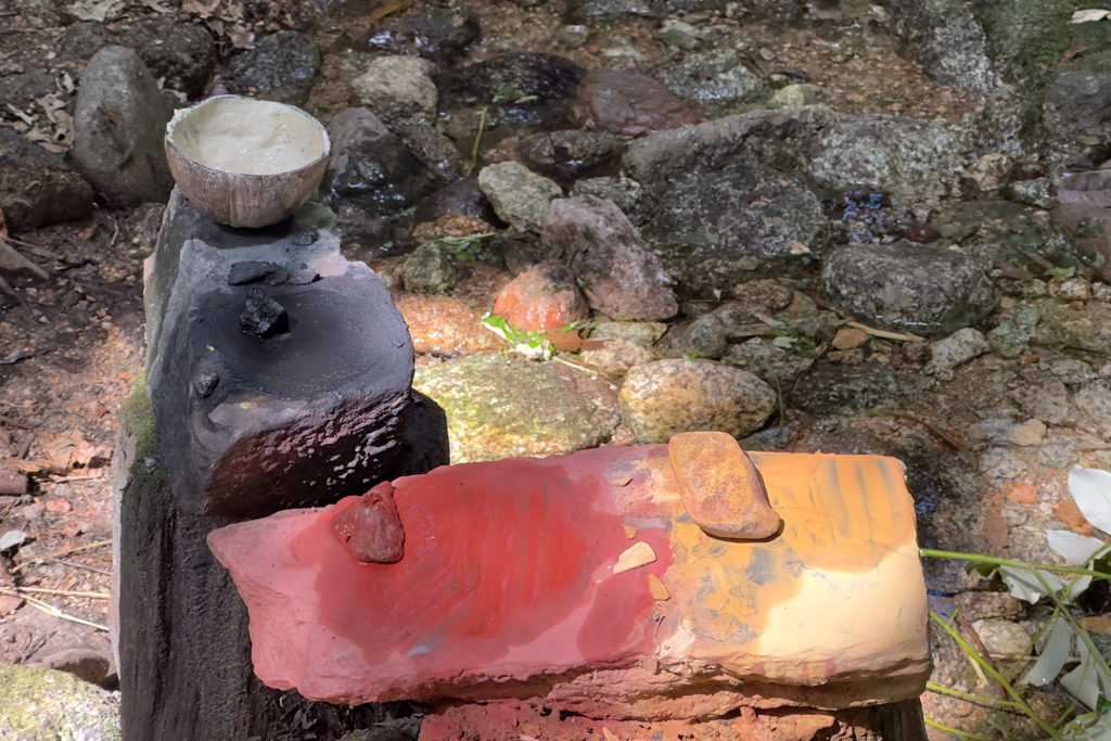Farben aus natürlichen Dingen des Waldes. Ockerstein, Asche des Feuers, Schlamm aus dem Fluss