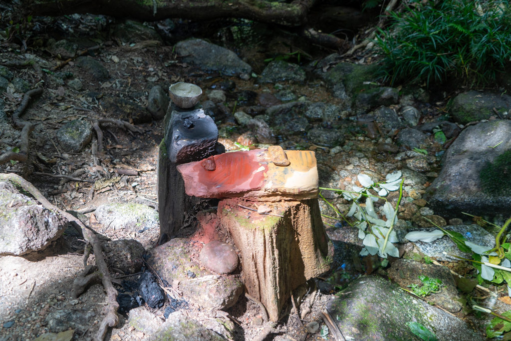 Farben aus natürlichen Dingen des Waldes. Ockerstein, Asche des Feuers, Schlamm aus dem Fluss