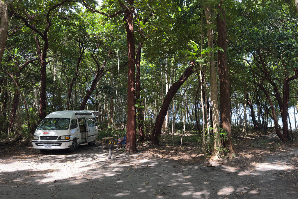 Unser schattiges Plätzchen im Cape Tribulation Camping nah bei der Beach