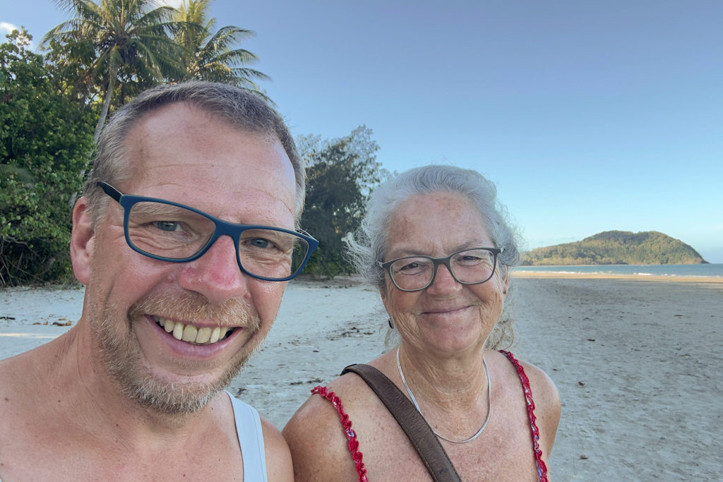 JoMa auf morgendlicher Wanderschaft am Meer