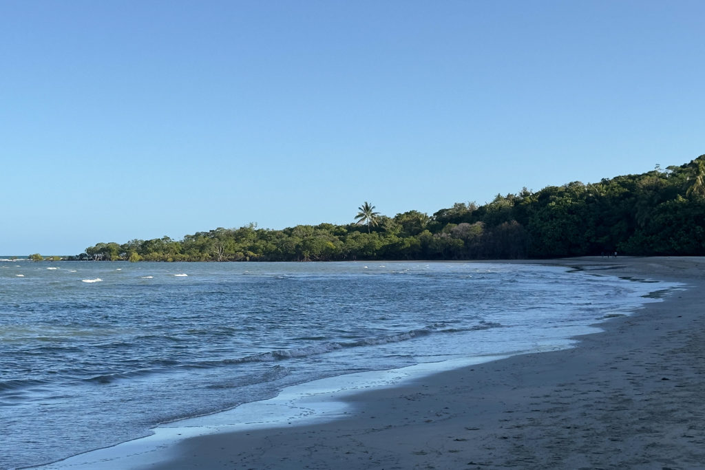 Nachmittagsstimmung am Meer am Cape Tribulation Campground