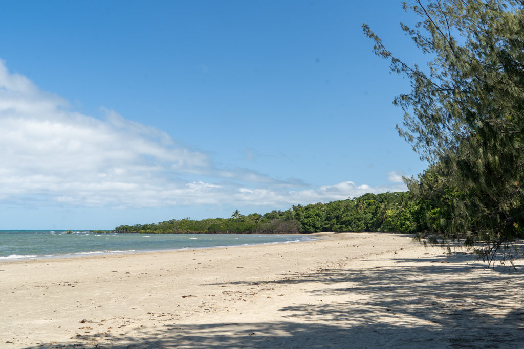 ein weiter, leerer Strand lädt hier am Campground zum Verweilen ein - nur Baden geht nicht; Crocs-Alarm!