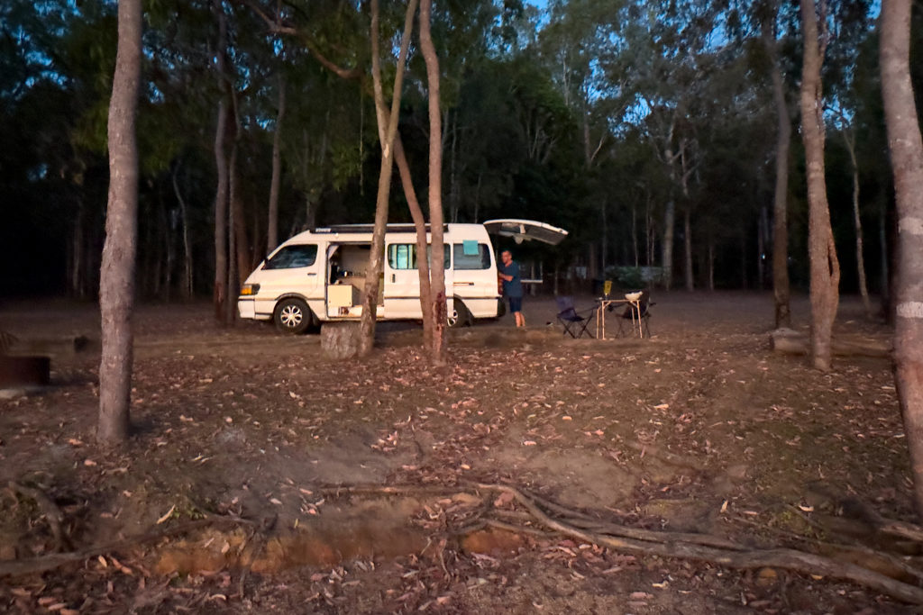 Unser Stellplatz im Camp Barrabadeen, direkt am Lake Tinaroo