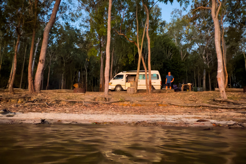 Unser Stellplatz im Camp Barrabadeen, direkt am Lake Tinaroo