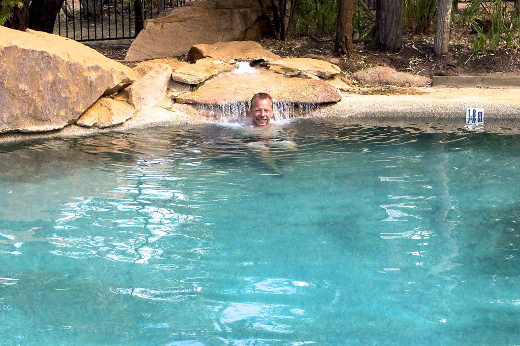 Jo geniesst den Pool im Discovery Resort Undara