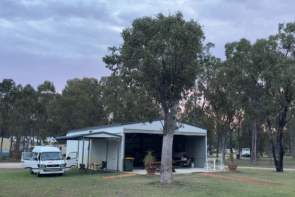 Unsere Campsite direkt neben der grossen Camp-Küche - mit Gewitterregensicherem Unterstand!