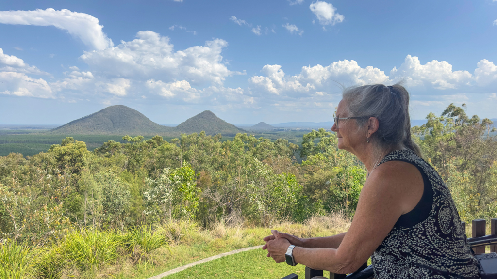 Ma geniesst die Aussicht vom Lookout auf die Kegel der Glasshouse Mountains