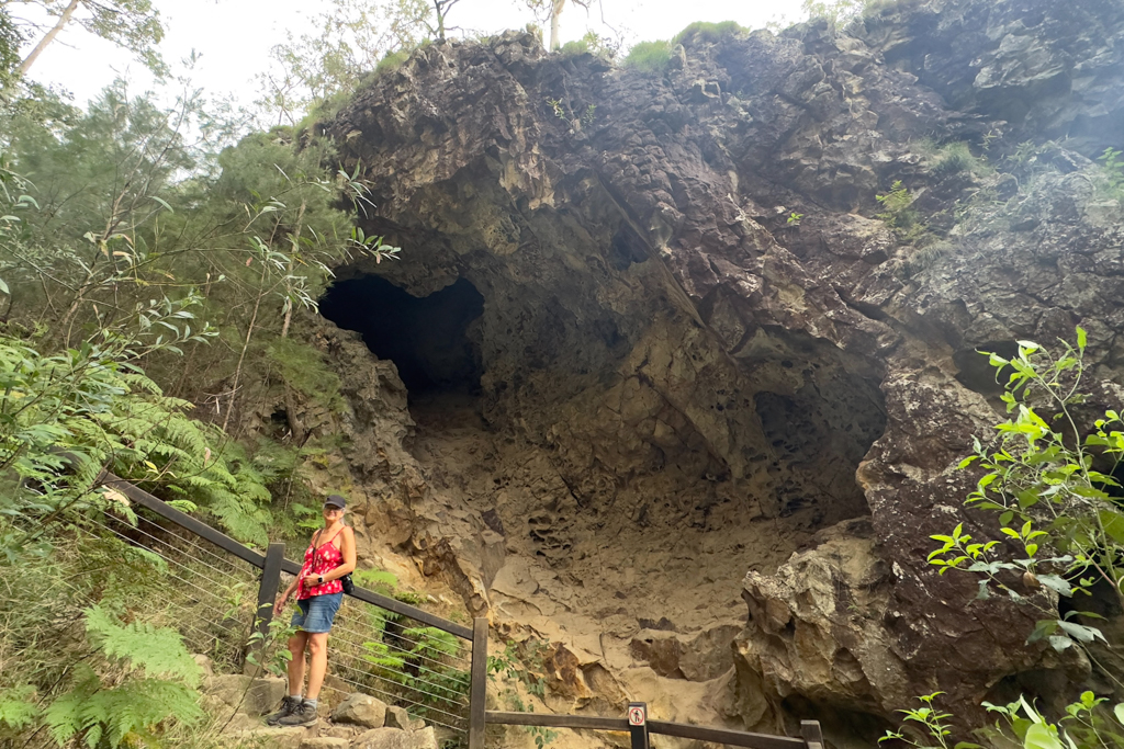 Eine kleine Lava Tube auf dem Weg zum Mt. Ngungun