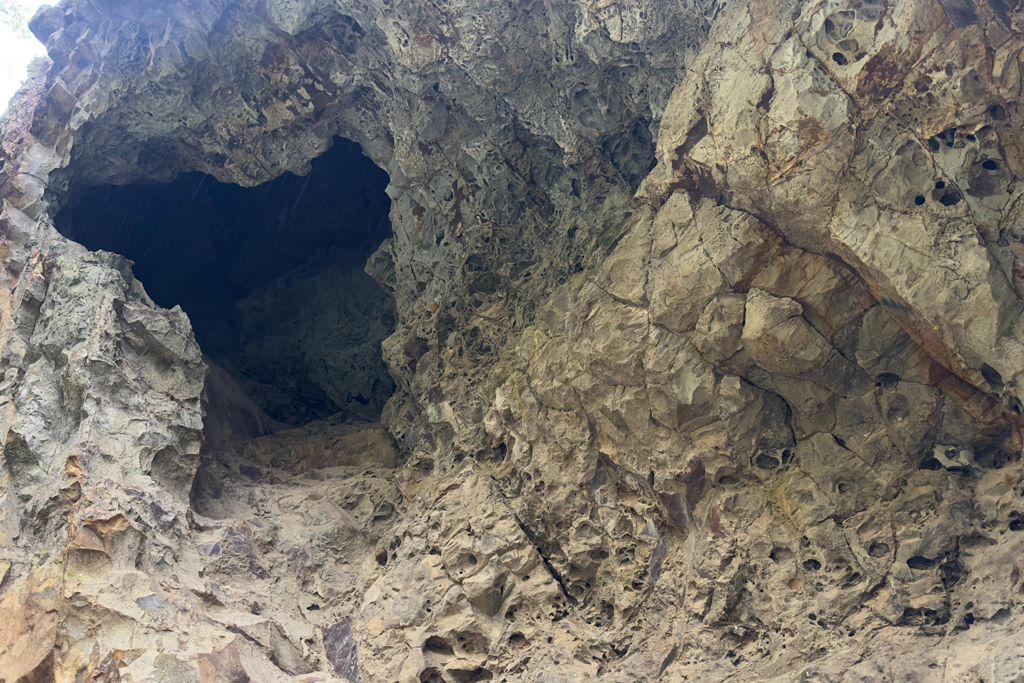 Eine kleine Lava Tube auf dem Weg zum Mt. Ngungun