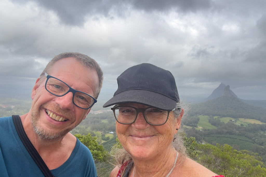 JoMa Selfi auf dem Mt. Ngungun mit blick auf die wolkenverhangenen Glass Mountains