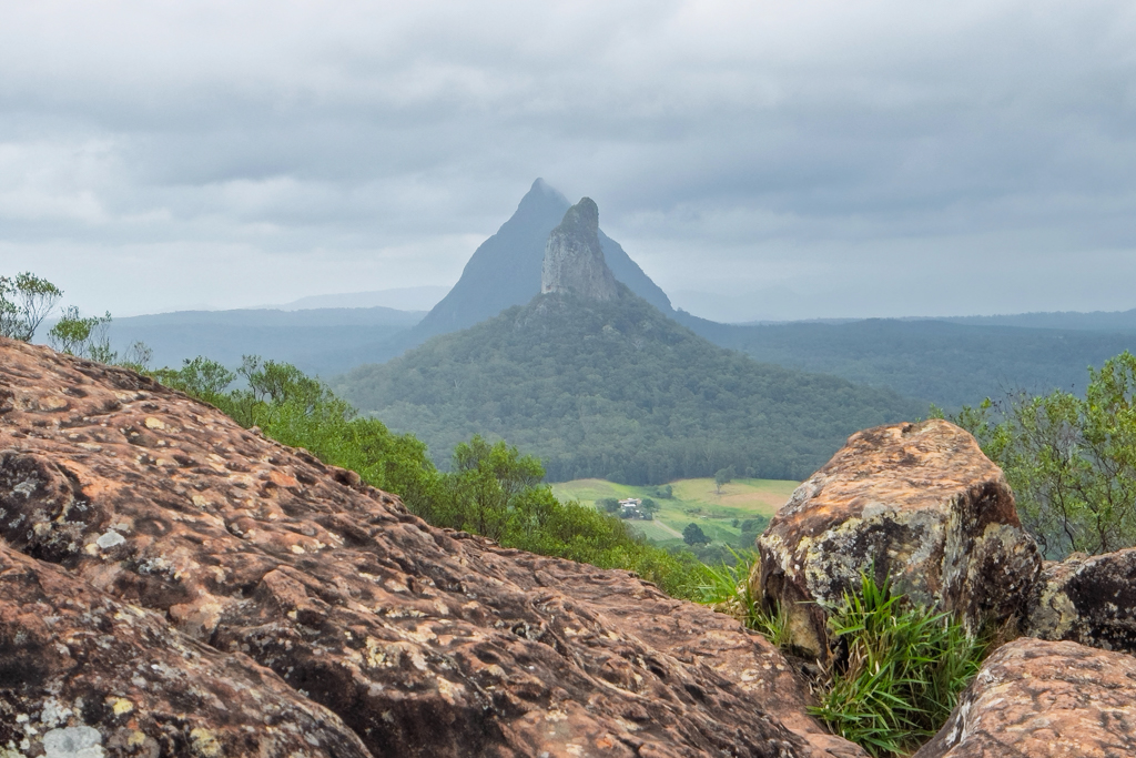 Auf dem Mt. Ngungun mit Blick auf die wolkenverhangenen Glass Mountains