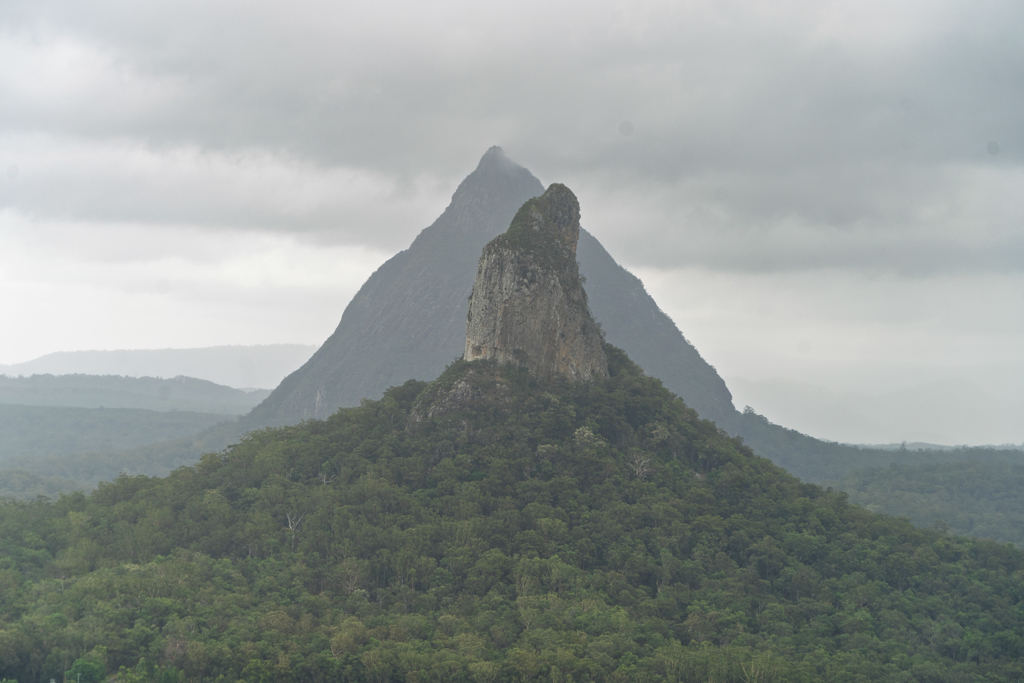 Auf dem Mt. Ngungun mit Blick auf die wolkenverhangenen Glass Mountains