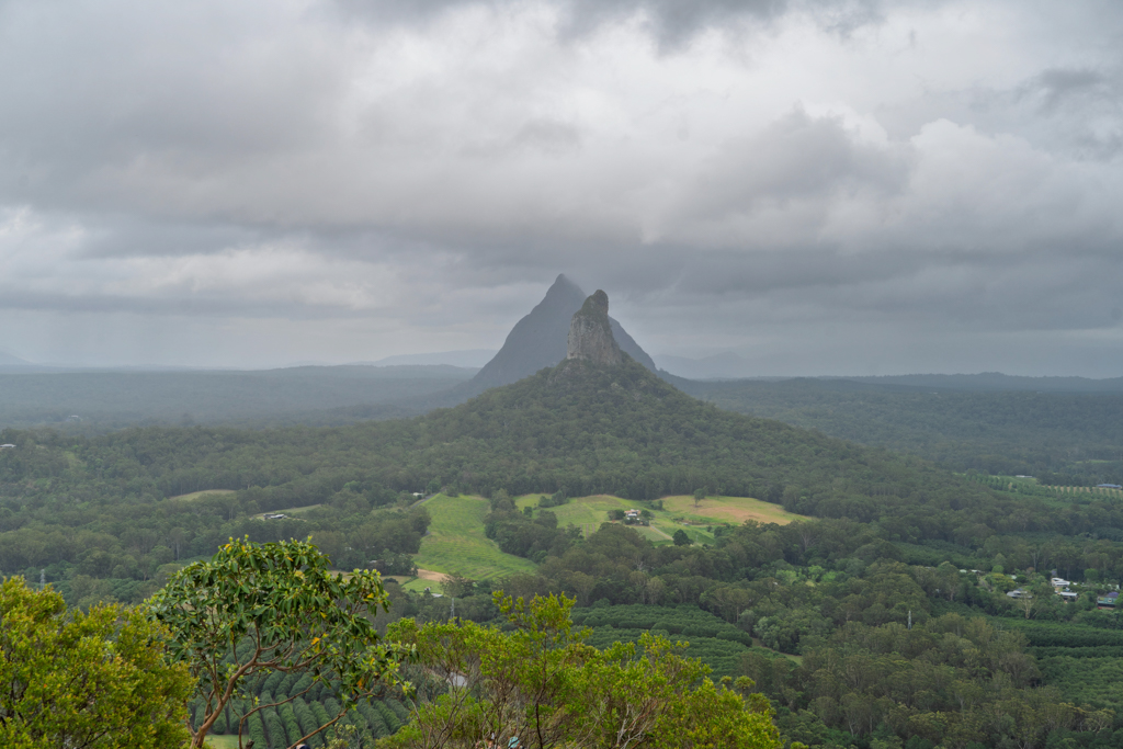 Auf dem Mt. Ngungun mit Blick auf die wolkenverhangenen Glass Mountains