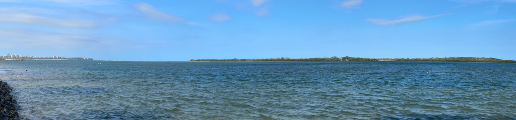 Ein kleines Pano vom Strand aus bis nach Caloundra ganz links im Bild