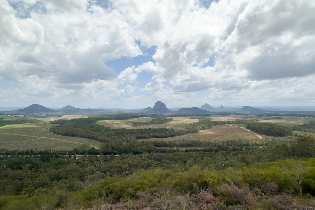 Wild Horse Mountain Lookout, Sicht auf die Glasshouse Mountains und Umgebung
