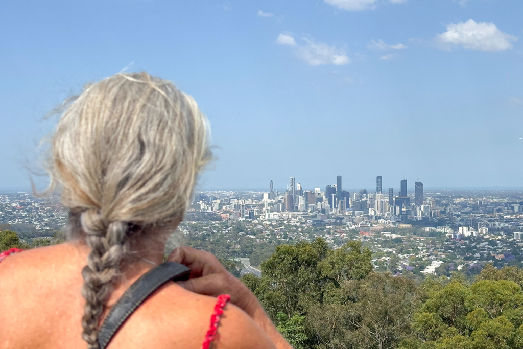 Mit Ma auf dem Mt. Coot-Tha Lookout vor den Toren Brisbanes; mit Sicht auf die eindrucksvolle Skyline der City