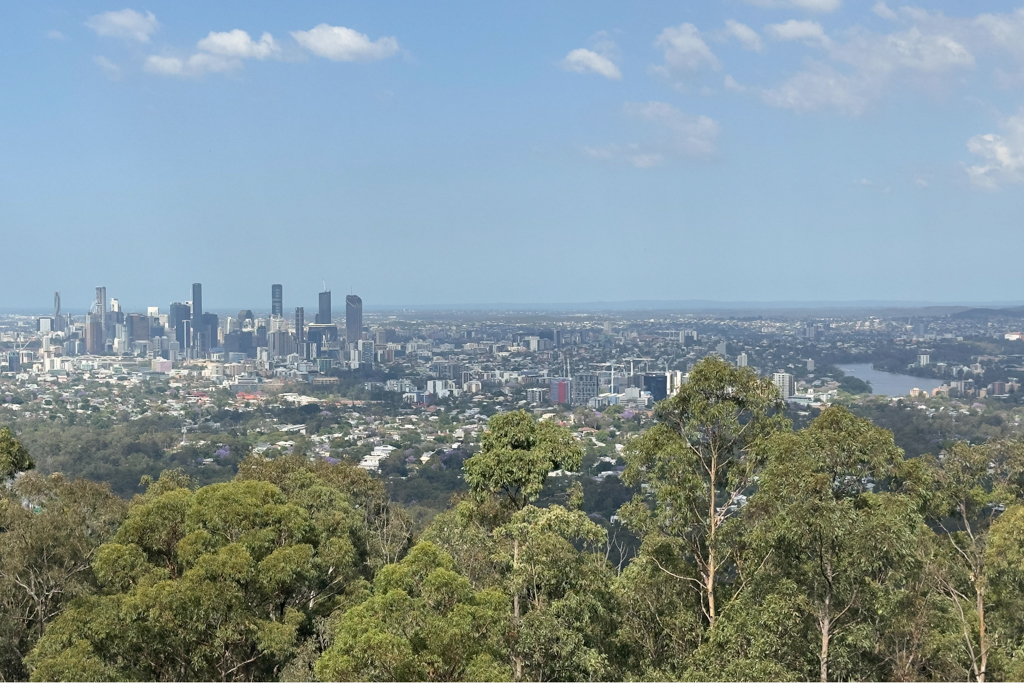 Auf dem Mt. Coot-Tha Lookout vor den Toren Brisbanes; mit Sicht auf die eindrucksvolle Skyline der City und den Brisbane River