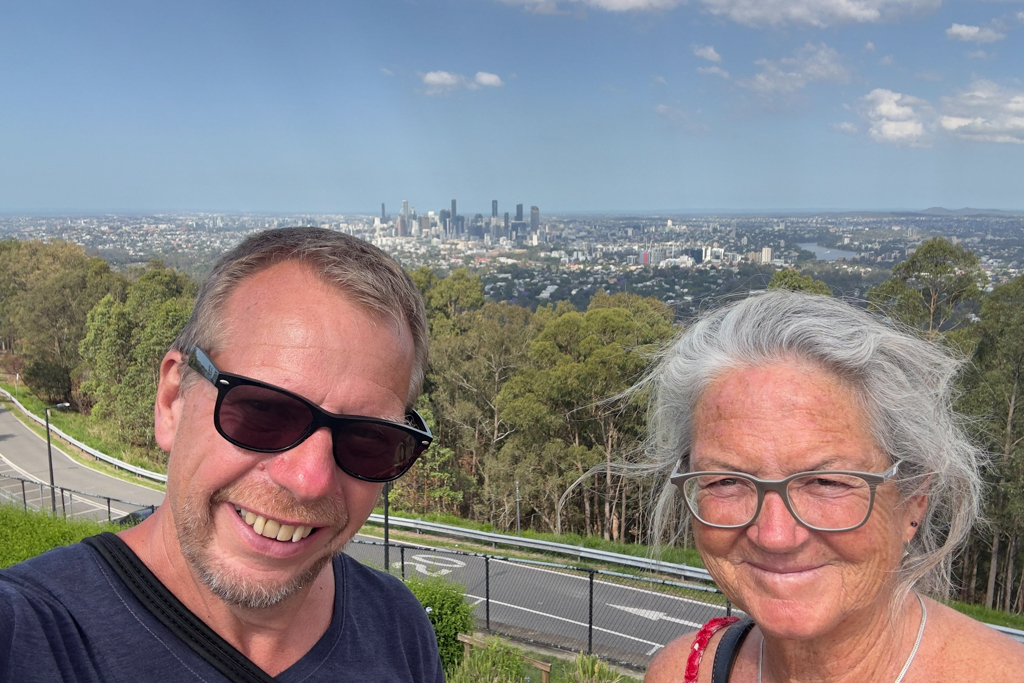 JoMa auf dem Mt. Coot-Tha Lookout vor den Toren Brisbanes; mit Sicht auf die eindrucksvolle Skyline der City