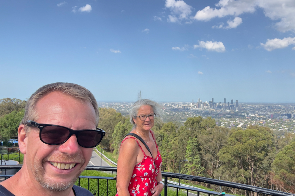 JoMa auf dem Mt. Coot-Tha Lookout vor den Toren Brisbanes; mit Sicht auf die eindrucksvolle Skyline der City