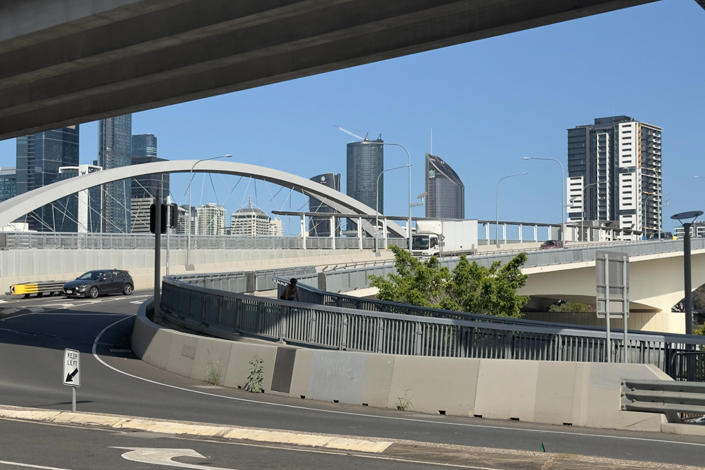 Auf einem der vielen Highways durch die Stadt Brisbane.