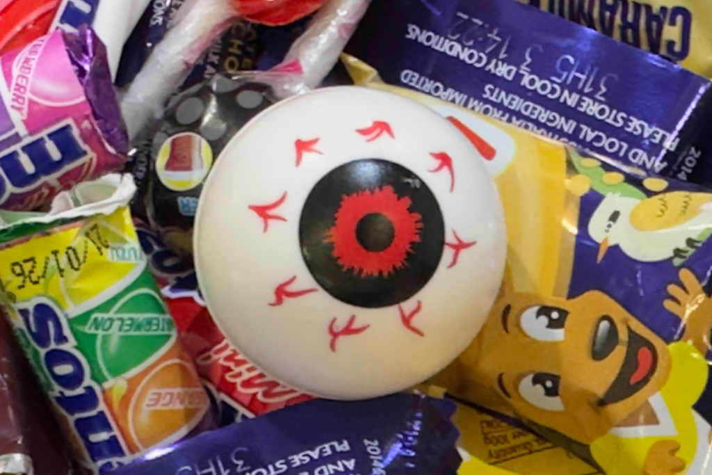 Am Empfang im Brisbane Holliday Village sind sie schon auf Halloween eingestimmt