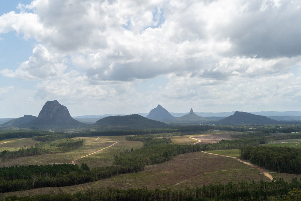 Die Glasshouse Mountains; auf dem Hügel rechts, dem Mt. Ngungun, waren wir