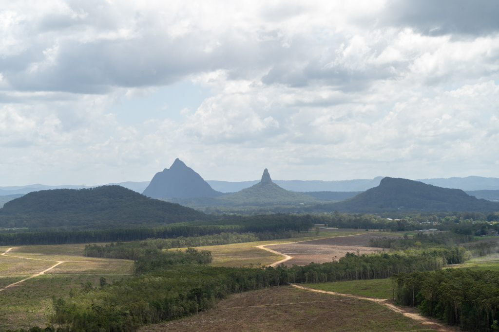 Die Glasshouse Mountains; auf dem Hügel rechts, dem Mt. Ngungun, waren wir