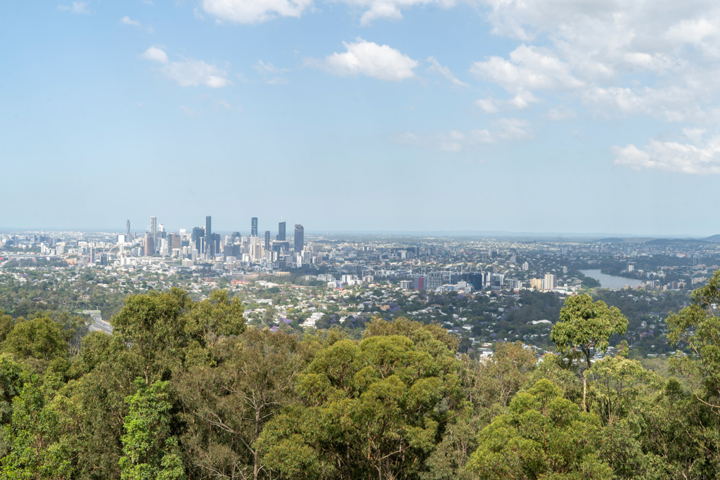 Auf dem Mt. Coot-Tha Lookout vor den Toren Brisbanes; mit Sicht auf die eindrucksvolle Skyline der City